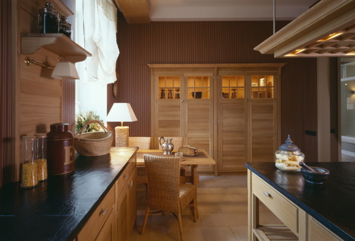 baldai ir prietaisai virtuvės interjere rudų tonų