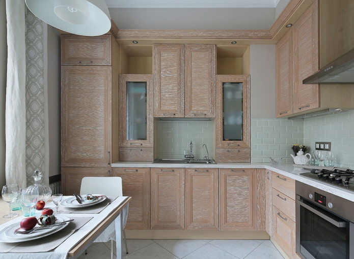 virtuvės dizainas rudais tonais