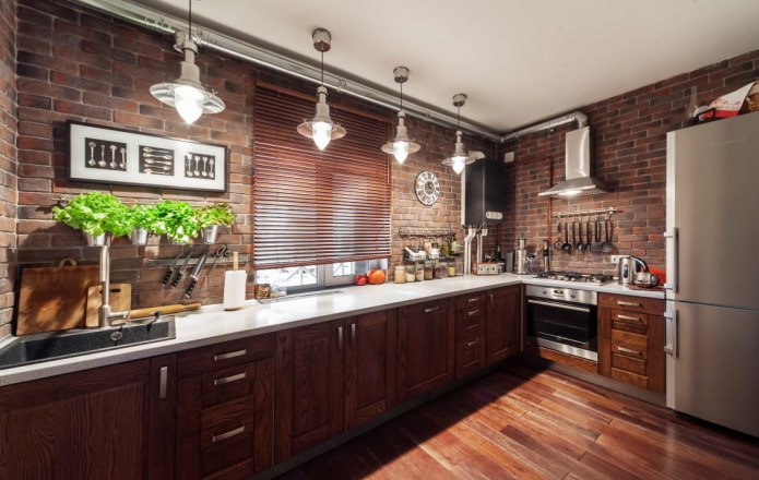virtuvė rudais tonais palėpės stiliumi
