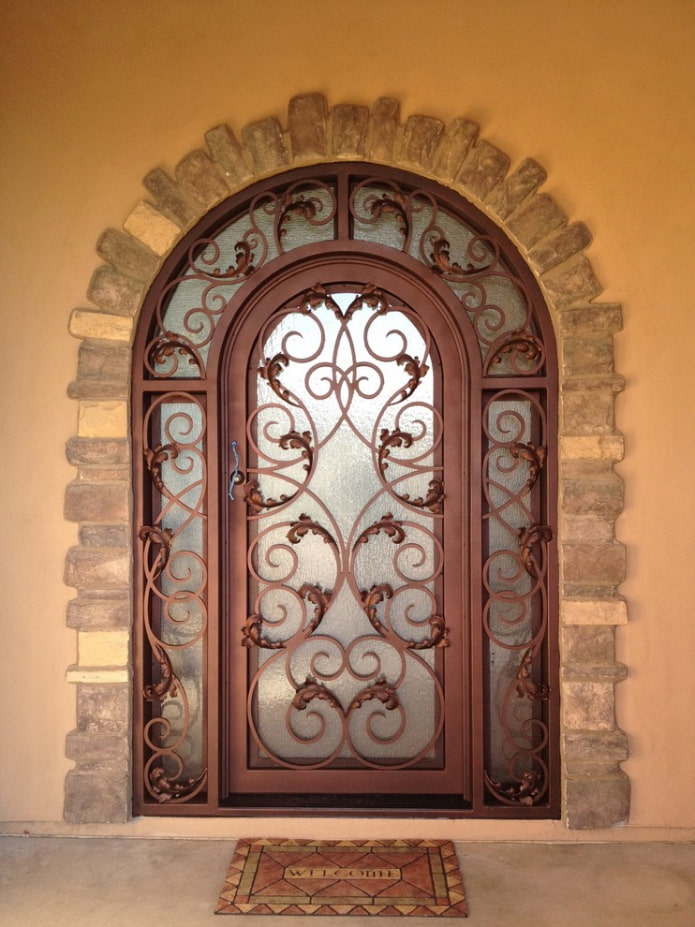 μεταλλική πόρτα εισόδου με σφυρήλατα σχέδια