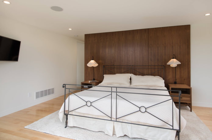 ágy kovácsoltvassal a hálószobában modern stílusban