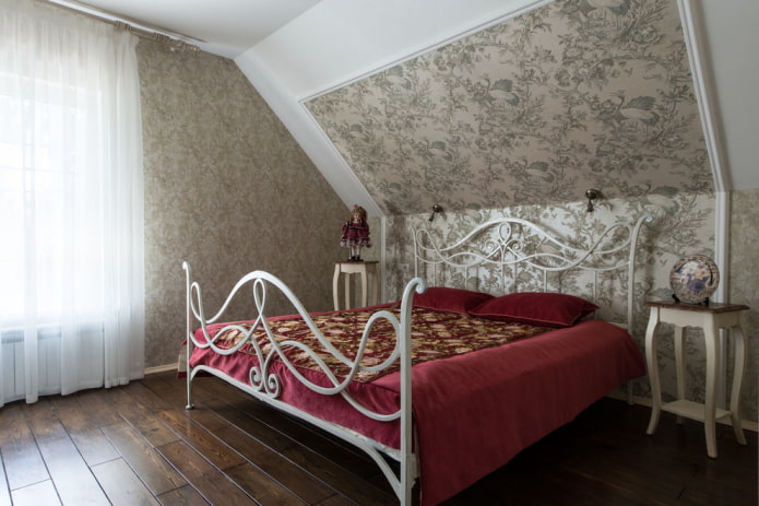 kovácsoltvas ágy a hálószobában Provence stílusban