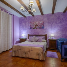 Gyönyörű lila hálószoba a belső térben-1