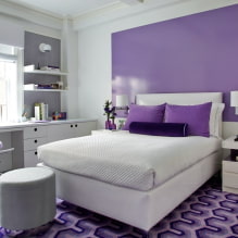 Gyönyörű lila hálószoba a belső térben-0