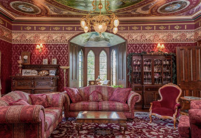 Crvena i smeđa dnevna soba u klasičnom stilu