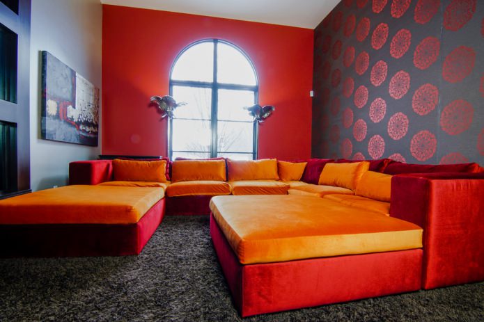 Design del soggiorno rosso e arancione