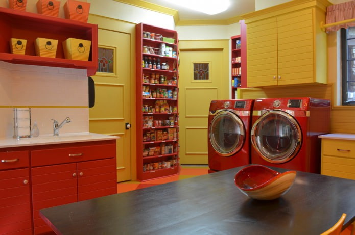 combinazioni di pareti gialle e mobili ed elettrodomestici rossi in cucina