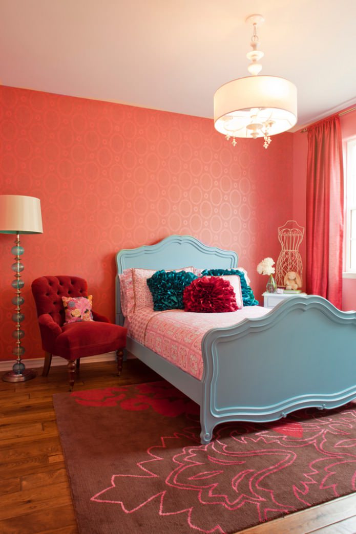tirkizno crvena spavaća soba s bijelim stropom