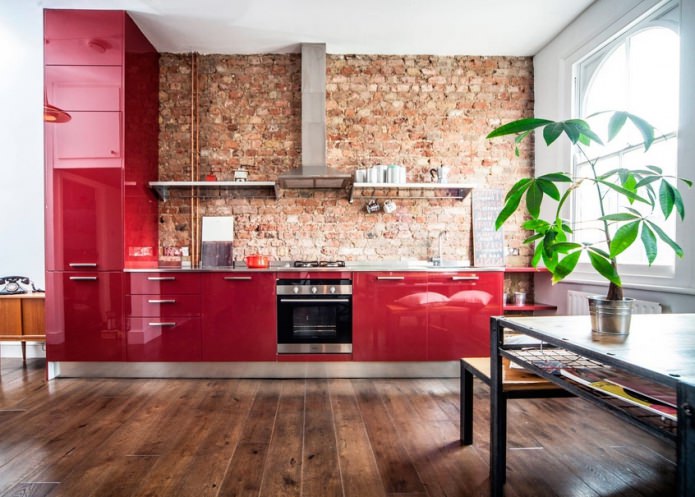 Crvena cigla u kuhinji s crvenim fasadama