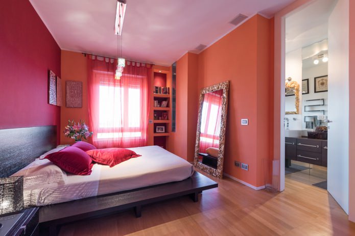 spavaća soba s crvenim zidovima