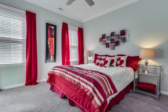 crveni tekstil u spavaćoj sobi