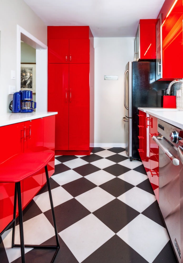 crvene fronte u kuhinji