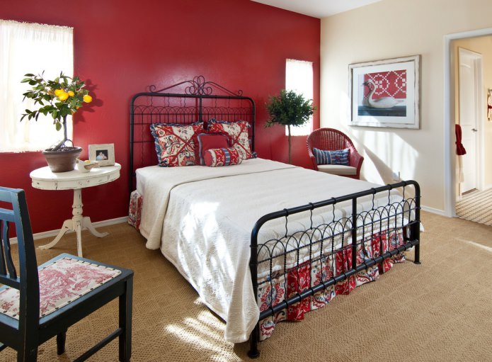 muro rosso in camera da letto