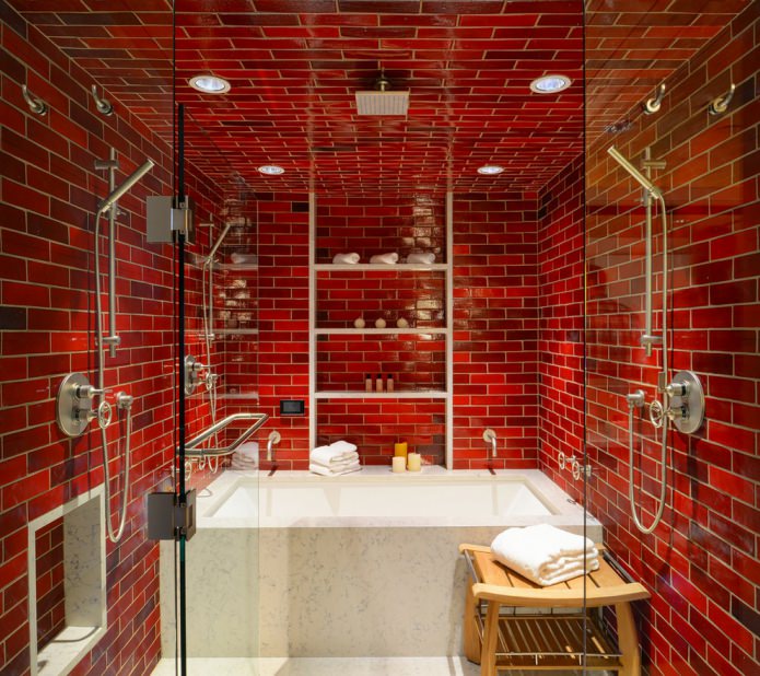 pareti di mattoni rossi in bagno