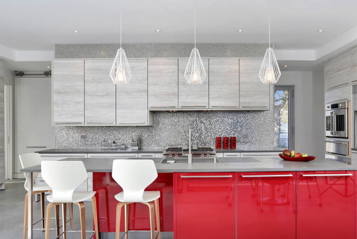 virtuvės interjeras pilkai raudonais tonais