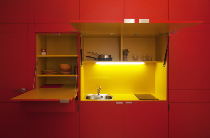 interni della cucina nei colori giallo e rosso