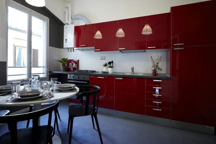 virtuvės interjeras raudonais tonais