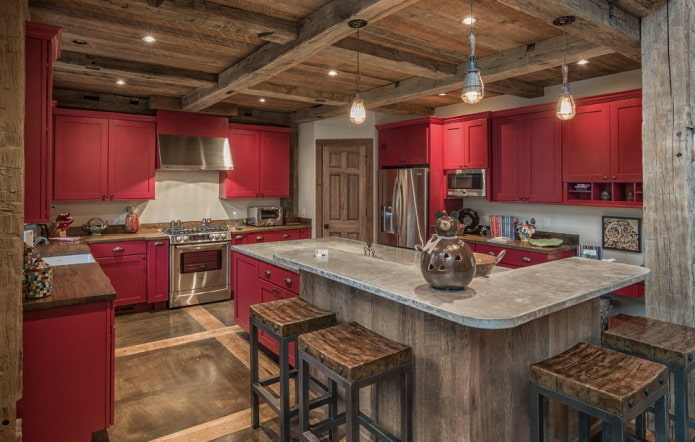 virtuvės interjeras raudonai rudais tonais