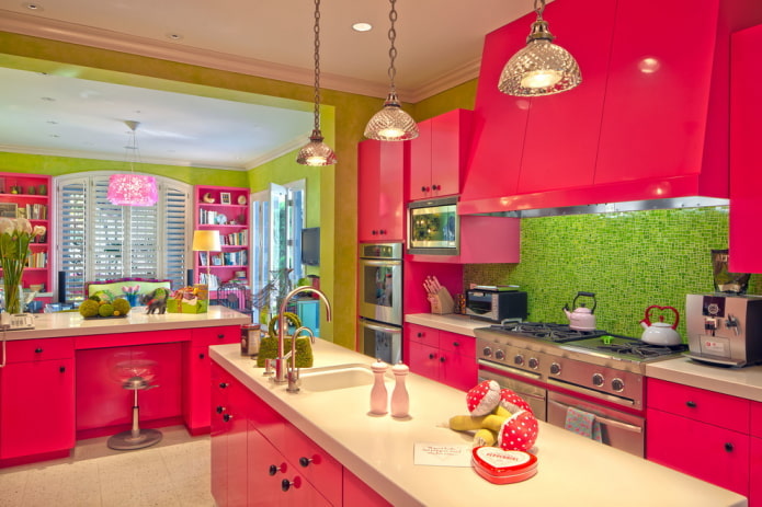 virtuvės interjeras raudonos ir žalios spalvos