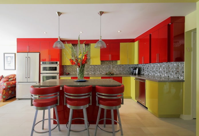 virtuvės interjeras raudonos ir žalios spalvos