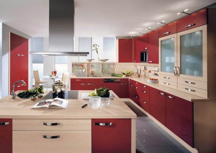 virtuvės interjeras raudonais ir smėlio tonais