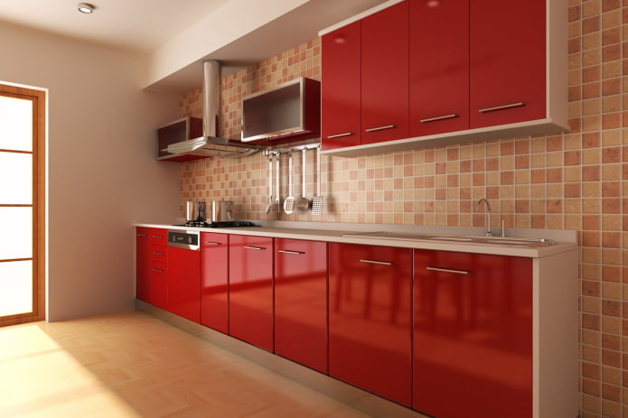 virtuvės interjeras raudonais ir smėlio tonais