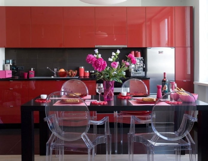 virtuvės baldai raudonais tonais