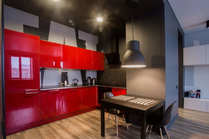 virtuvės baldai raudonais tonais