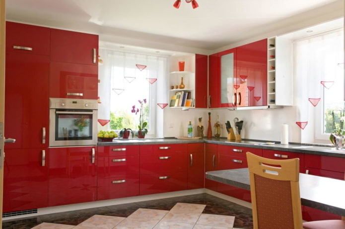 užuolaidos virtuvės interjere raudonais tonais