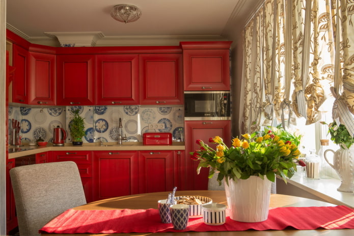 interno di una piccola cucina nei toni del rosso