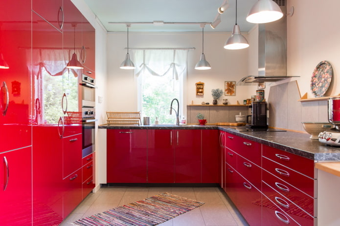 raudonos spalvos mažos virtuvės interjeras