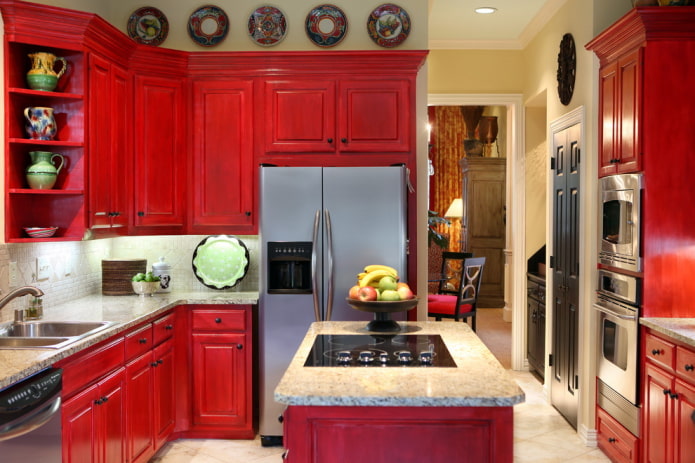 raudonos spalvos mažos virtuvės interjeras