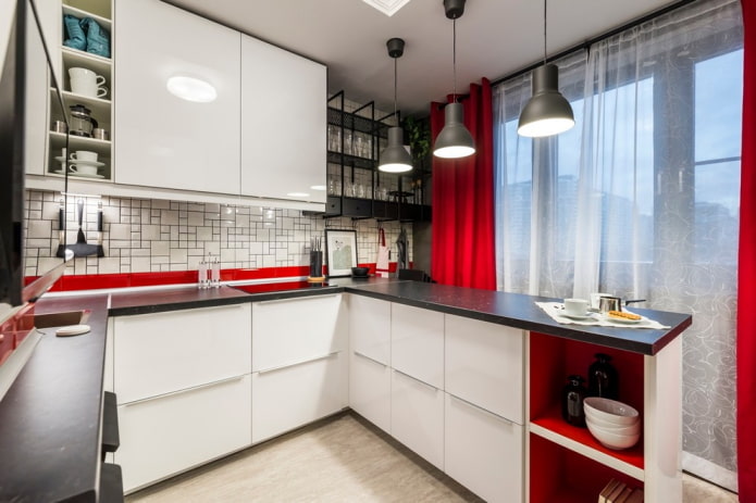 virtuvės interjeras su raudonais akcentais