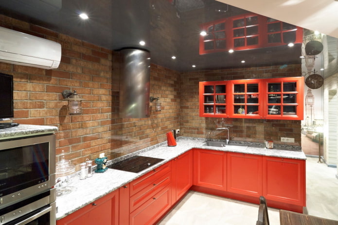 raudonas palėpės stiliaus virtuvės interjeras