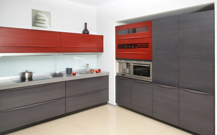 raudonas virtuvės interjeras minimalizmo stiliumi