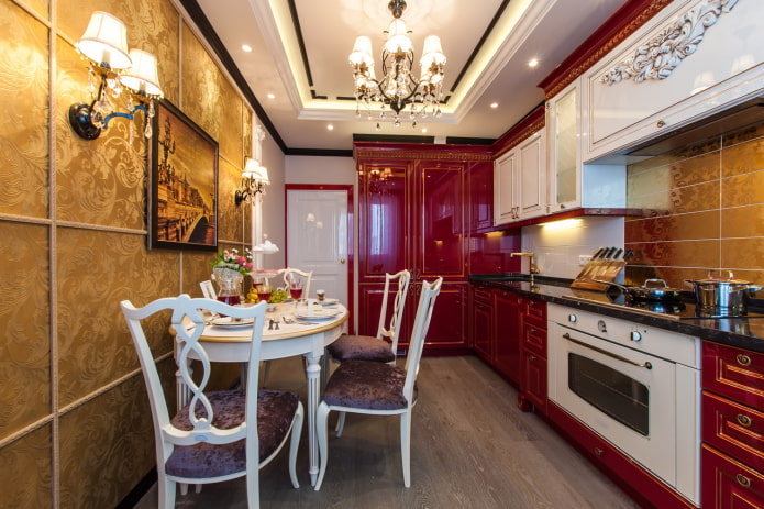 raudonas klasikinio stiliaus virtuvės interjeras