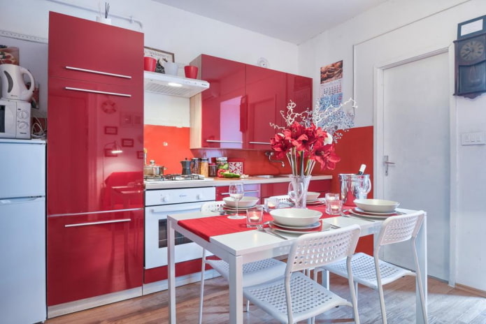 Raudona virtuvė: dizaino ypatybės, nuotraukos, deriniai