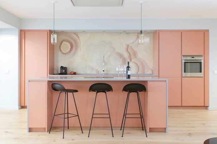 rózsaszín konyha a fülkében a belső térben