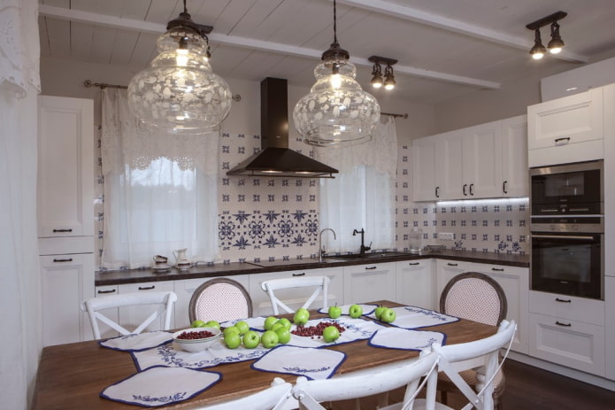 Provence -i stílus a fehér konyha belsejében