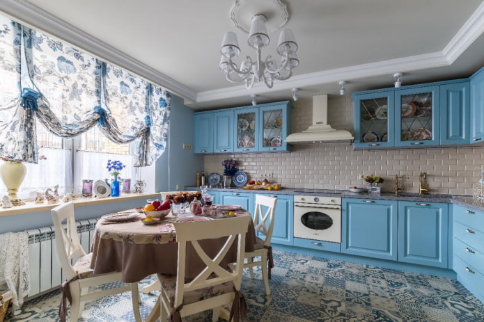 Στυλ Προβηγκίας στο εσωτερικό μιας μπλε κουζίνας
