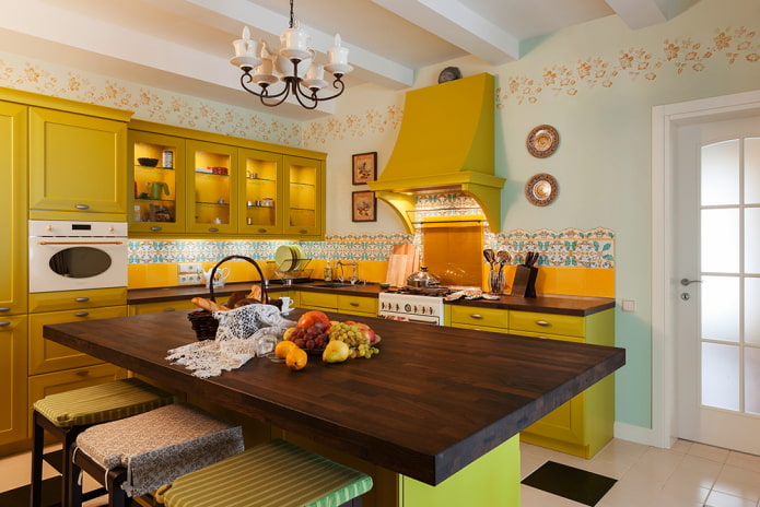 Στυλ Προβηγκίας στο εσωτερικό της κίτρινης κουζίνας