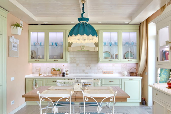 világítás a konyha belsejében provence -i stílusban