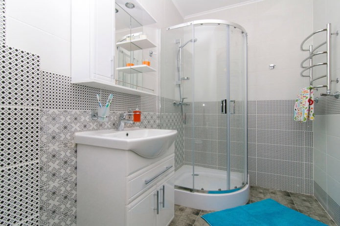 világos, zuhanyzós fürdőszoba kialakítása