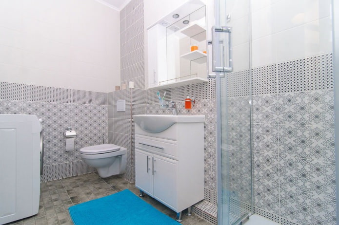 világos, zuhanyzós fürdőszoba kialakítása