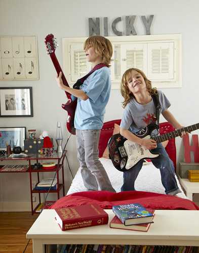 barn med gitarer