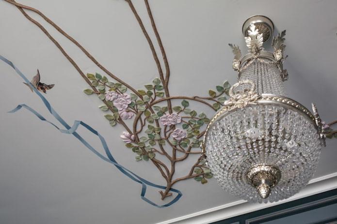 štuko dekoracija u obliku cvijeća na stropu