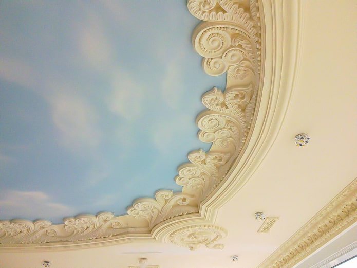 Ljepljenje na stropu: vrste materijala, dizajn, opcije za mjesto ukrašavanja štukature