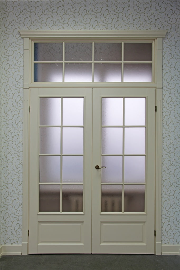 durys su stiklo grotelėmis interjere