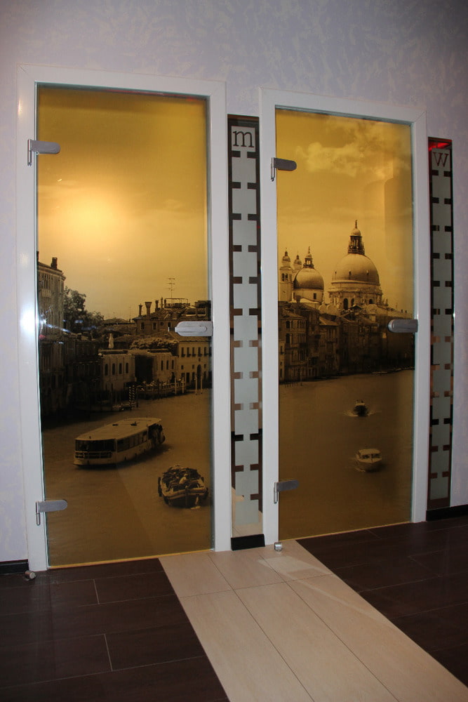 staklena vrata s ispisom fotografija u unutrašnjosti