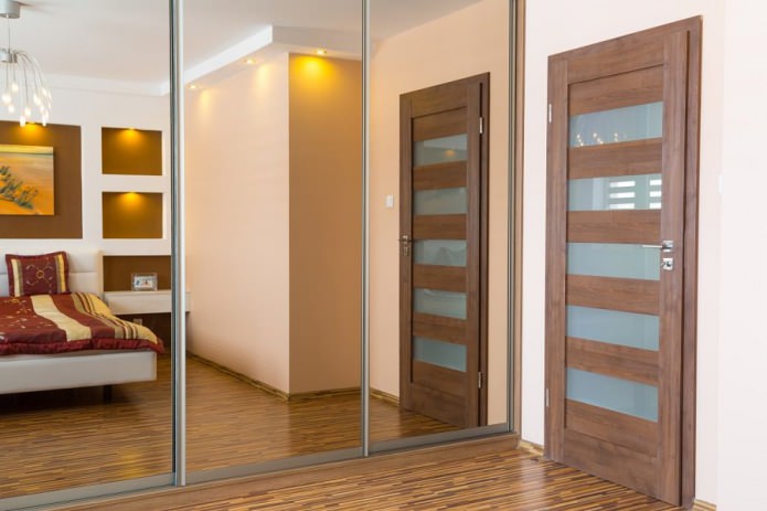 houten binnendeur met glazen inzetstukken in het slaapkamerinterieur